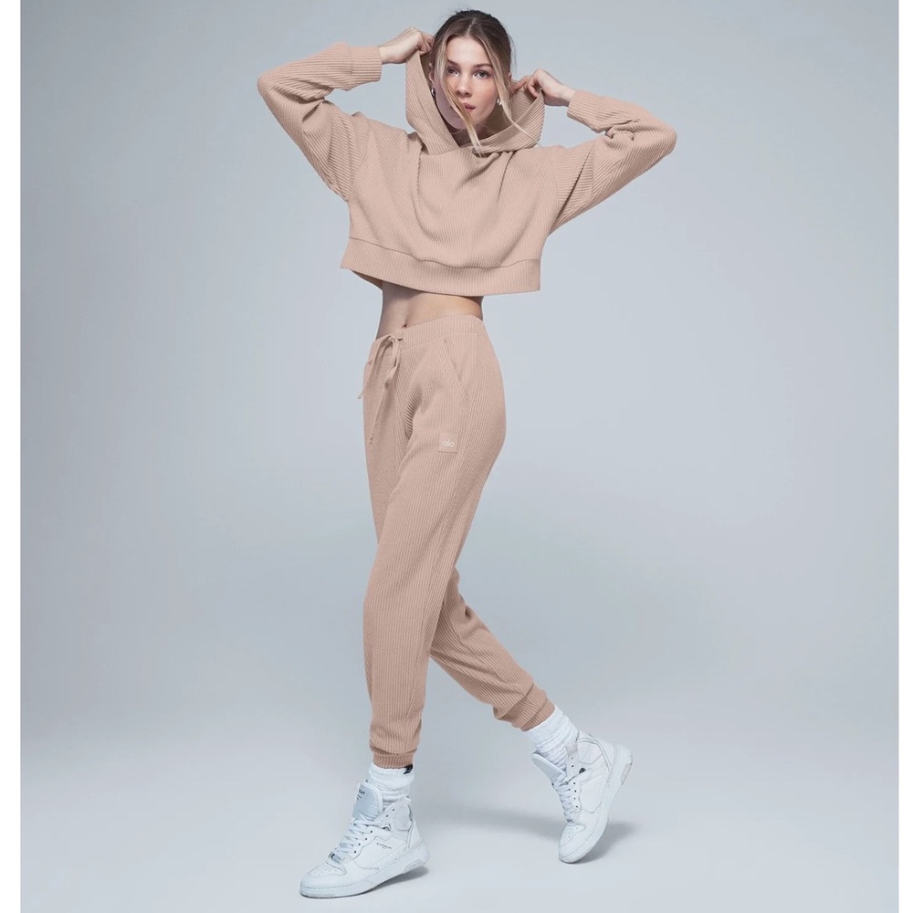 ❌SOLD❌ NWOT Alo Yoga Muse Sweatpant in Dusty Pink - Picture 4 of 8